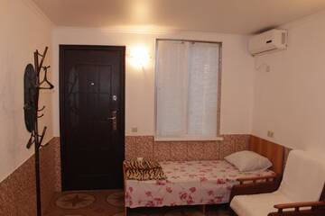 Фото номера Бюджетный трехместный номер Гостевой дом Guest House Flora г. Гагра 6