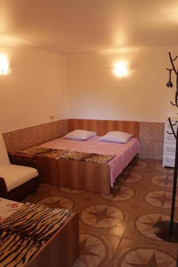 Фото номера Бюджетный трехместный номер Гостевой дом Guest House Flora г. Гагра 4