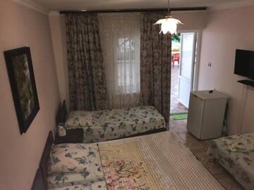 Фото номера Четырехместный номер с ванной комнатой Гостевой дом Guest House on Demerjipa г. Гагра 6