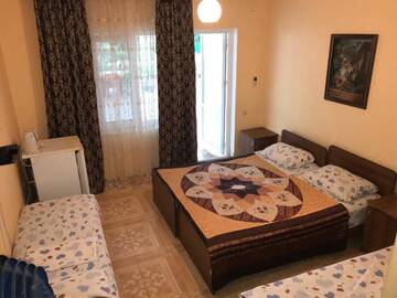Фото номера Четырехместный номер с ванной комнатой Гостевой дом Guest House on Demerjipa г. Гагра 11