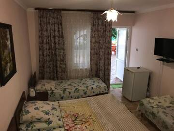 Фото номера Четырехместный номер с ванной комнатой Гостевой дом Guest House on Demerjipa г. Гагра 9
