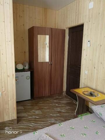 Фото номера Двухместный номер с двуспальной кроватью и дополнительной кроватью Гостевой дом Гостевой дом Орхидея г. Гагра 4