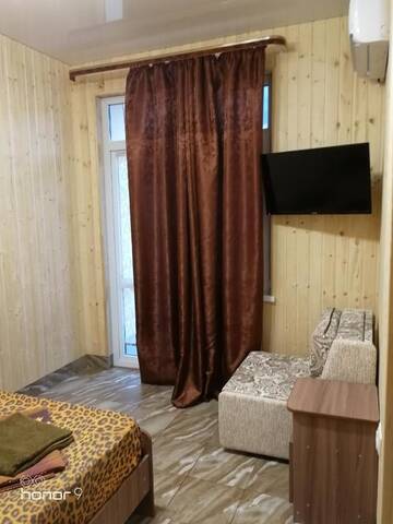 Фото номера Двухместный номер с двуспальной кроватью и дополнительной кроватью Гостевой дом Гостевой дом Орхидея г. Гагра 2