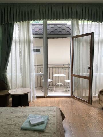 Фото номера Трехместный номер с балконом Отель Arstaa Hotel г. Гагра 2
