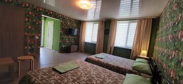 Фото номера Номер Делюкс с 2 кроватями размера «queen-size» Гостевой дом Guest house Четыре Сезона г. Гагра 3