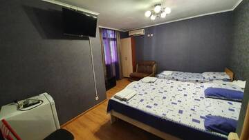 Фото номера Трехместный номер «Комфорт» Отель River Hotel г. Гагра 2