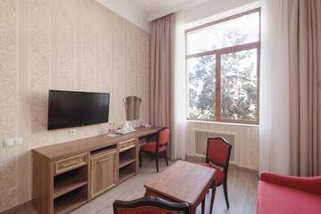 Фото номера Люкс без балкона Отель Amra Park-hotel &amp; Spa г. Гагра 6
