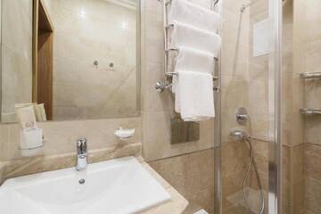 Фото номера Люкс без балкона Отель Amra Park-hotel &amp; Spa г. Гагра 10