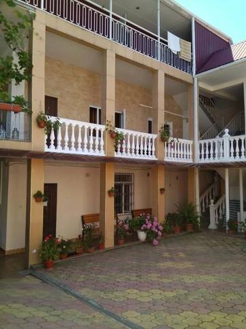 Фото номера Стандартный трехместный номер Мини-отель Green Guest house г. Гагра 3