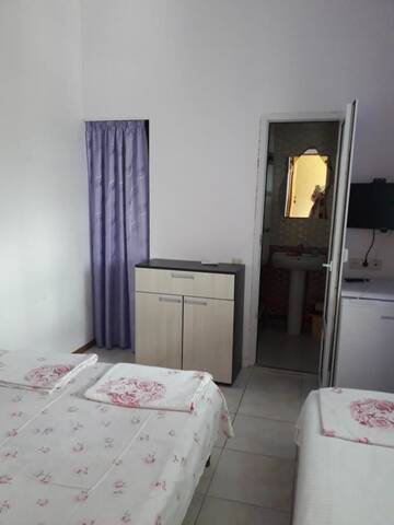 Фото номера Четырехместный номер с общей ванной комнатой Гостевой дом Guest House Sakura г. Гагра 2