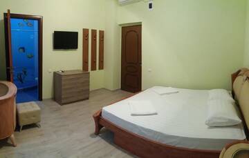 Фото номера Трехместный номер Гостевой дом Guest House Polet Chayki г. Гагра 4