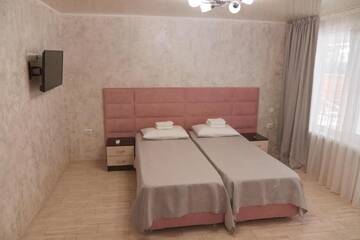 Фото номера Семейный номер с террасой Мини-отель Gnezdo Beloy Sovy Mini Hotel г. Гагра 4