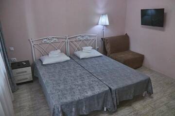 Фото номера Четырехместный номер &quot;Комфорт&quot; Мини-отель Gnezdo Beloy Sovy Mini Hotel г. Гагра 3