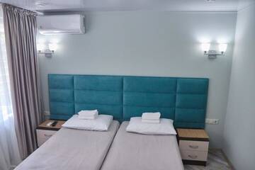 Фото номера Улучшенный трехместный номер Мини-отель Gnezdo Beloy Sovy Mini Hotel г. Гагра 6