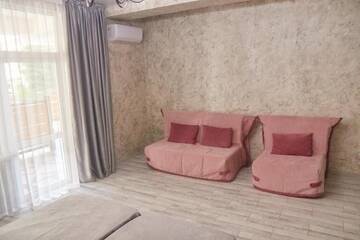 Фото номера Семейный номер с балконом Мини-отель Gnezdo Beloy Sovy Mini Hotel г. Гагра 3