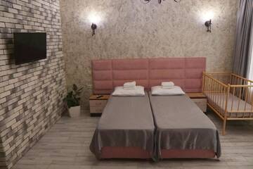 Фото номера Семейный номер с балконом Мини-отель Gnezdo Beloy Sovy Mini Hotel г. Гагра 4