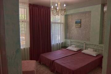 Фото номера Стандартный трехместный номер Мини-отель Gnezdo Beloy Sovy Mini Hotel г. Гагра 4
