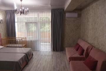 Фото номера Семейный номер с балконом Мини-отель Gnezdo Beloy Sovy Mini Hotel г. Гагра 2