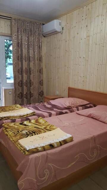 Фото номера Двухместный номер с 2 отдельными кроватями и собственной ванной комнатой Гостевой дом Гостевой дом у Ларисы г. Гагра 16