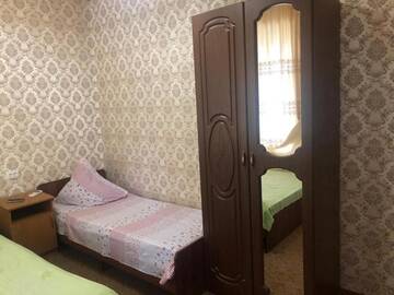Фото номера Трехместный номер с душем Гостевой дом В гостях у Кристины г. Гагра 3