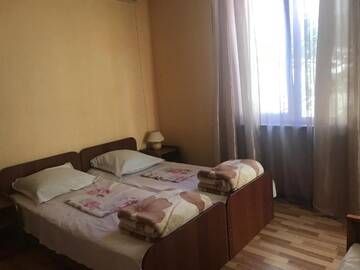 Фото номера Трехместный номер, вид на сад Гостевой дом Gortenziya г. Гагра 13