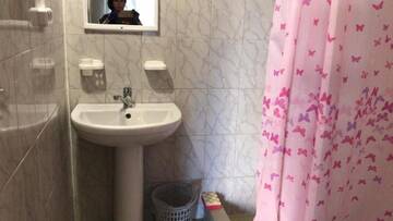 Фото номера Трехместный номер «Комфорт» с душем Гостевой дом Guest house on Lakoba 37A г. Гагра 3
