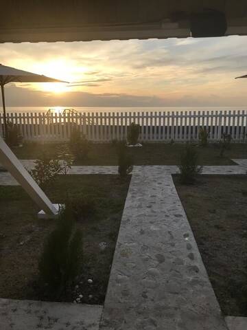 Фото номера Трехместный номер с видом на море Кемпинги “Black Sea” cottages г. Гагра 7