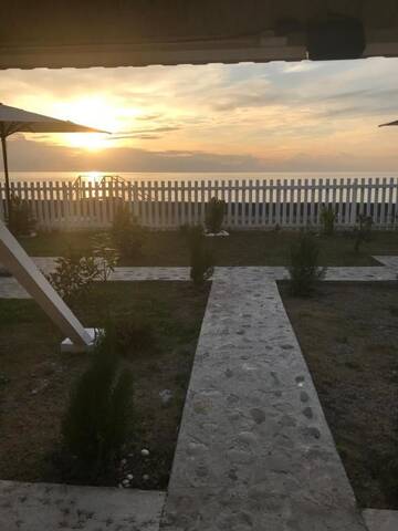 Фото номера Трехместный номер с видом на море Кемпинги “Black Sea” cottages г. Гагра 30