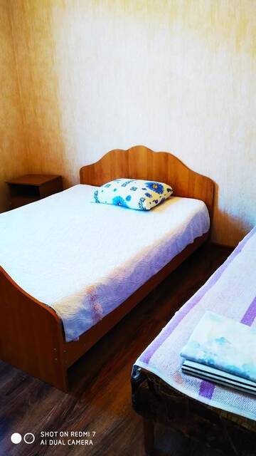 Фото номера Трехместный номер с основными удобствами и общей ванной комнатой Гостевой дом V gostyah u Emmy Guesthouse г. Гагра 4